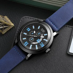 Dettaglio dell'orologio SOKI da uomo al quarzo con cassa nera e cinturino in pelle blu