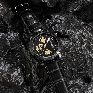 Detail der schwarzen LIANDU Herrenuhr mit Kalenderanzeige und goldenen Zahnrad-Akzenten