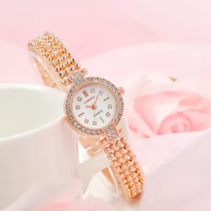 Elegante Roségold-Quarzuhr mit Diamantlünette und Metallarmband auf Seidenhintergrund