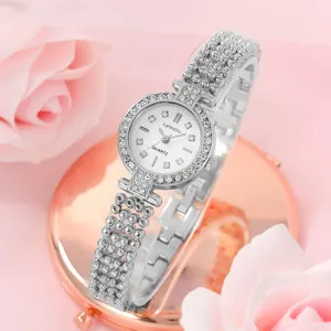 Damen-Quarzuhr in Silber mit Kristall-Lünette und elegantem Perlen-Metallarmband
