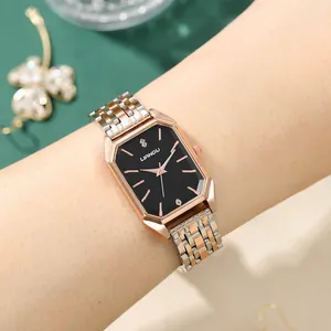 Damen Quarzuhr in Roségold mit zweifarbigem Metallarmband am Handgelenk