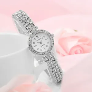 Elegante Damen Quarzuhr mit glitzernden Strasssteinen und Mesh-Armband auf Seidenstoff