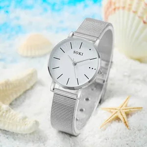 Montre en maille milanaise argentée avec cadran blanc épuré sur décor de plage