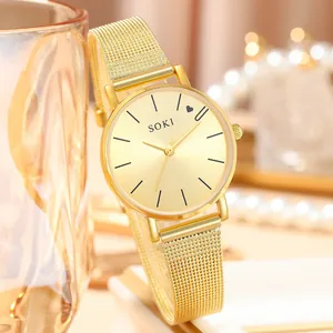 Montre à quartz pour femme avec bracelet en maille dorée et cadran épuré motif cœur