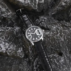 Dettaglio dell'orologio da uomo SOKI con cinturino in pelle nera e datario in evidenza