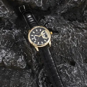 Dettaglio macro dell'orologio al quarzo SOKI con cassa dorata, quadrante nero e datario