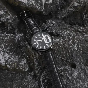 Dettaglio dell'orologio SOKI da uomo con cinturino in pelle goffrata su roccia naturale