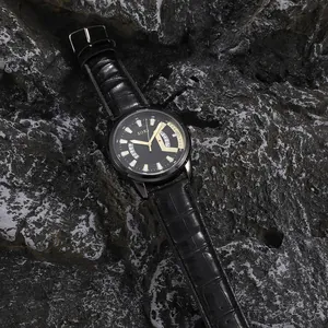 Orologio al quarzo SOKI da uomo con display della data e cinturino in pelle nera