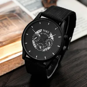 Reloj SOKI de cuarzo negro para hombre con correa de nailon sobre fondo de madera oscura