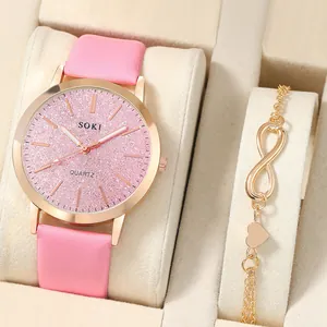Primer plano del reloj de cuero rosa oro rosa con pulsera de corazón infinito a juego