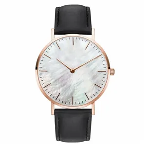 Montre à quartz élégante avec cadran en nacre blanche, boîtier or rose et bracelet en cuir noir
