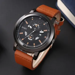Primo piano dell'orologio da uomo al quarzo con quadrante nero e cinturino in pelle marrone