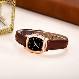 Orologio al quarzo da donna con cinturino in pelle marrone e cassa tonneau oro rosa