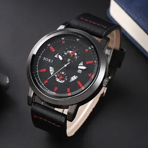Dettaglio dell'orologio al quarzo con cassa nera e cinturino in pelle con cuciture rosse