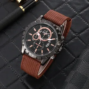 Détail de montre militaire avec bracelet nylon, index or rose et dateur intégré