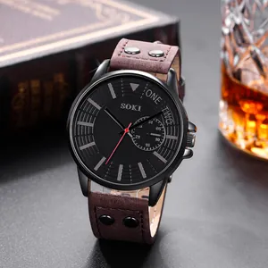 Vue détaillée d'une montre SOKI avec bracelet en cuir marron et cadran noir vintage