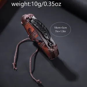 Détail d'un bracelet en cuir vintage avec charme plume en métal et corde tressée réglable