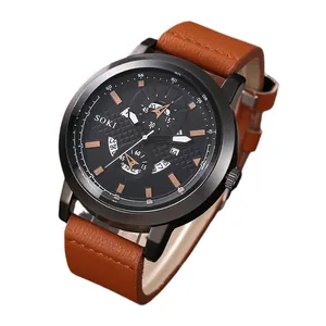Orologio al quarzo SOKI da uomo con quadrante nero e cinturino in pelle marrone su bianco
