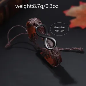 Vue macro du bracelet en cuir avec symbole infini et cordons tressés ajustables