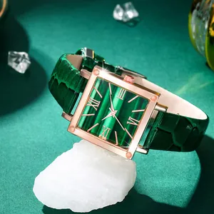 Montre carrée or rose avec cadran vert soleil et bracelet en cuir motif crocodile