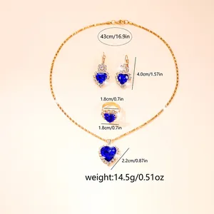 Vista dettagliata dell'elegante parure di zaffiri blu a cuore con collana e orecchini