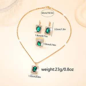 Vue détaillée du coffret bijoux émeraude avec dimensions du collier et des boucles
