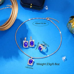 Vista dettagliata delle dimensioni del set gioielli con collana, orecchini e anello su blu