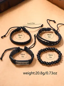 Detailweergave van 4-delige zwarte leren en kralen armbandset met Believe-gravering