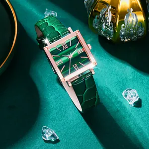 Montre femme en or rose avec cadran malachite vert et bracelet en cuir style crocodile