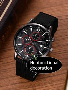 Detail van zwarte quartz horloge wijzerplaat met honingraatmotief en datum