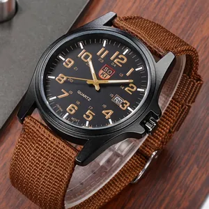 SOKI Militär-Quarzuhr mit braunem Nylonarmband und Datumsanzeige auf Holzoberfläche