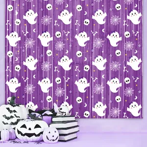 Detail von violettem Halloween-Lametta-Vorhang mit weißen Geist- und Spinne-Motiven