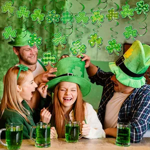 Kit fête Saint-Patrick avec bannières de trèfles verts, chapeaux festifs et spirales