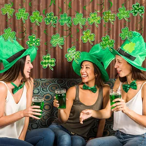 Décorations de fête Saint-Patrick avec bannières de trèfle vert et ornements spirale