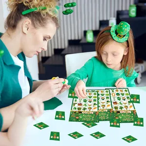 Juego de cartas de bingo de San Patricio con tréboles y monedas de oro para fiestas