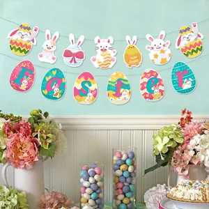 Osterbanner-Set mit niedlichen Hasen und bunten Eiern an einer hellblauen Partywand
