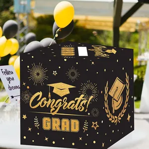 Details der schwarzen und goldenen Abschluss-Kartenbox mit Congrats Grad Aufschrift