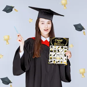Detail der Abschluss-Bingo-Karte in Schwarz-Gold, gehalten von einem Studenten in Robe