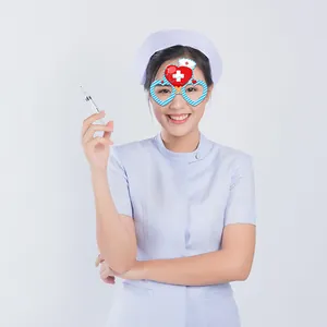 Panoplie déguisement infirmière avec uniforme blanc et accessoires de fête seringue