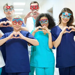 Lunettes de fête Journée des infirmières portées par du personnel médical à l'hôpital
