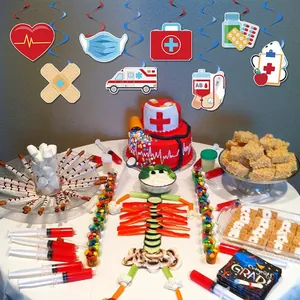 Kit decorazione festa laurea infermieristica con pendenti a spirale e tovaglioli