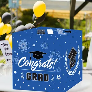Detailansicht der blauen GRAD Kartenbox für Abschlussfeiern mit festlichem Gartenhintergrund
