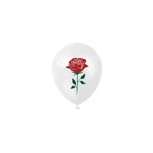 Detail van een witte latex ballon met rozenprint voor een romantische feestdecoratie