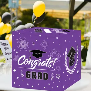 Detailansicht einer lila Congrats Grad Box für Karten zur Dekoration der Abschlussfeier