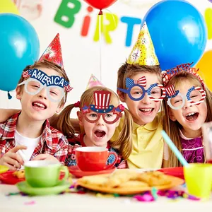 Enfants portant des lunettes en papier drapeau USA pour la fête de l'Indépendance du 4 juillet