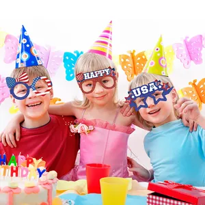 Enfants portant des lunettes de fête patriotiques USA pour la célébration du 4 juillet