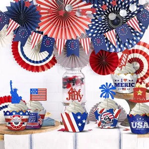 Detalle de envoltorios y adornos brillantes para cupcakes del 4 de julio con banderas