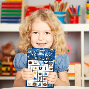 Bambino tiene un biglietto blu per il bingo della festa del papà con icone a tema