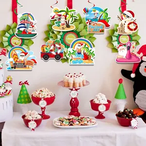 Decorazioni festa Natale a Luglio con fenicotteri e Babbo Natale da spiaggia appesi