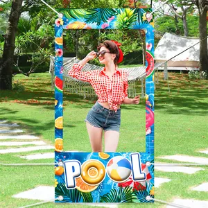 Bannière photo de fête à la piscine avec fruits tropicaux, flamants et texte POOL
